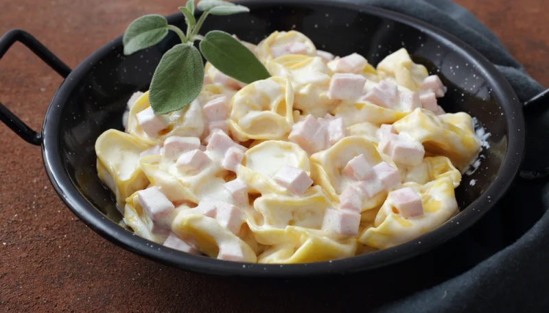 Tortellini con panna e prosciutto
