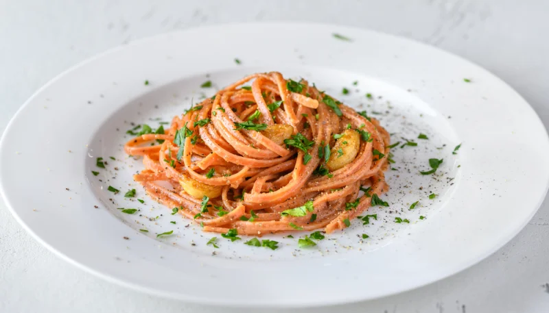 Linguine aglio, olio e peperoncino con pomodoro
