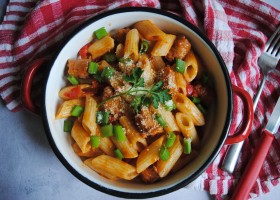 Mezze penne con sugo di salsiccia