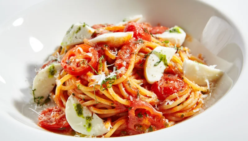 Spaghetti con pomodoro e mozzarella