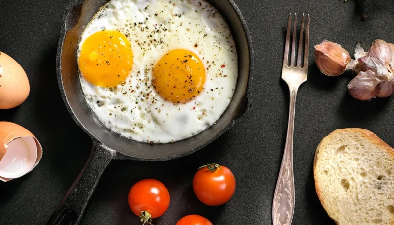 Uova all'occhio di bue con aglio