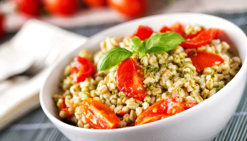 Insalata di orzo con pesto e pomodorini