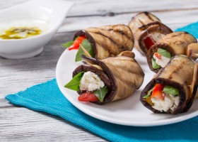 Involtini freddi di melanzane con robiola e pomodorini