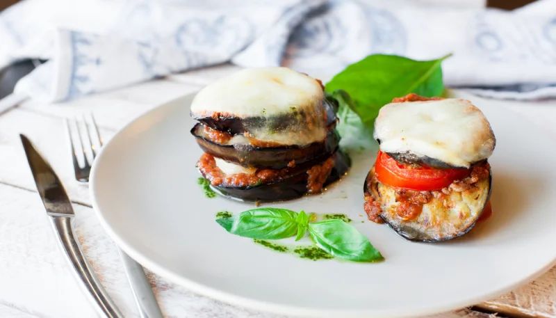 Melanzane, mozzarella e pomodoro