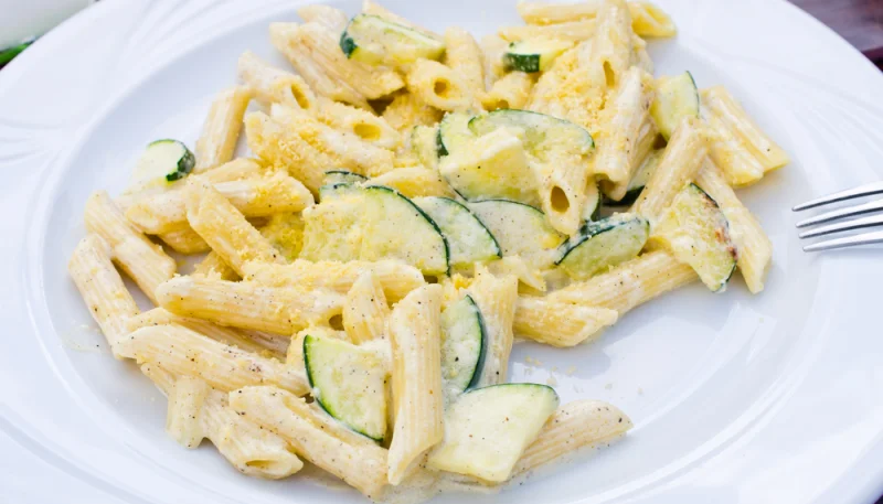Penne con crema di formaggio e  zucchine