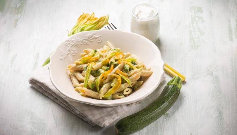 Penne con fiori di zucca e pancetta