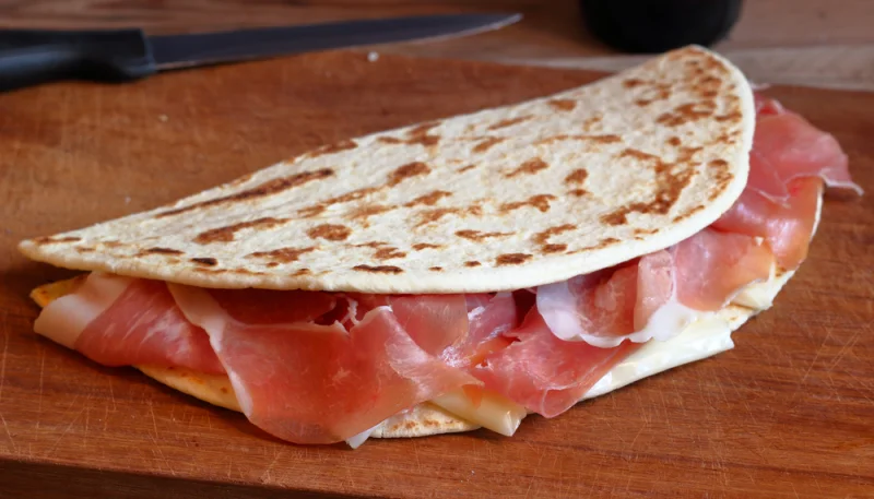 Piadina con prosciutto crudo e stracchino