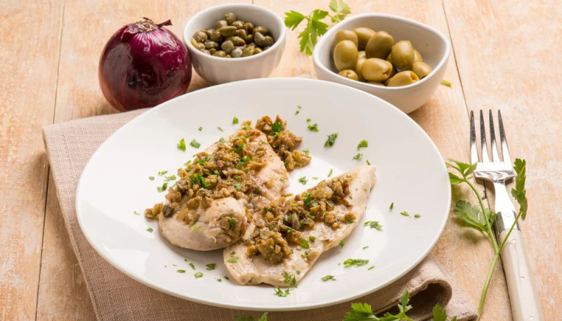 Fettine di pollo con capperi e olive