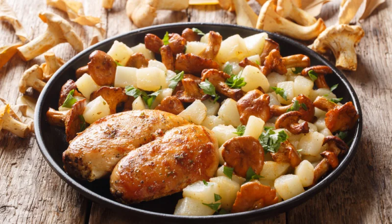 Coniglio con finferli e patate