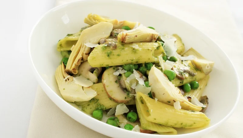 Penne con carciofi, piselli e funghi