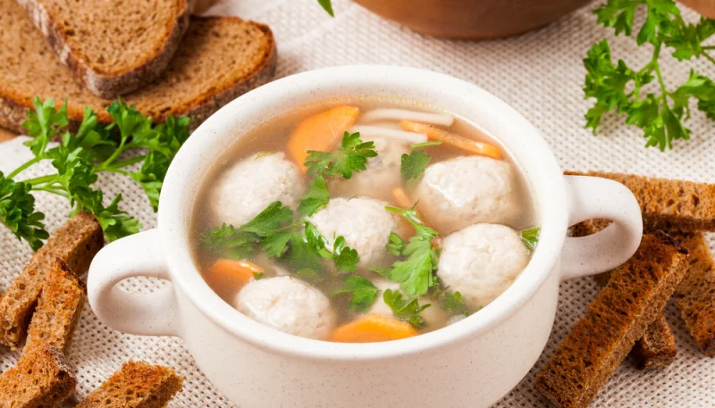 Polpettine di carne in brodo