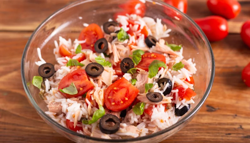 Riso freddo con olive nere, pomodori e tonno