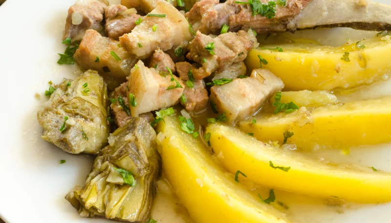 Spezzatino di maiale con carciofi e patate