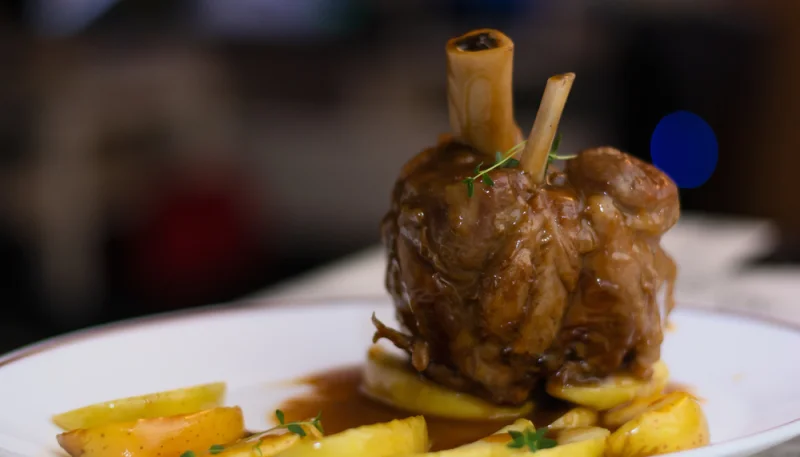 Stinco al forno con mele e Marsala