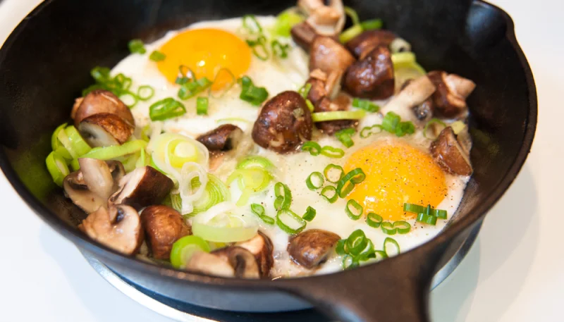Uova al tegamino con funghi