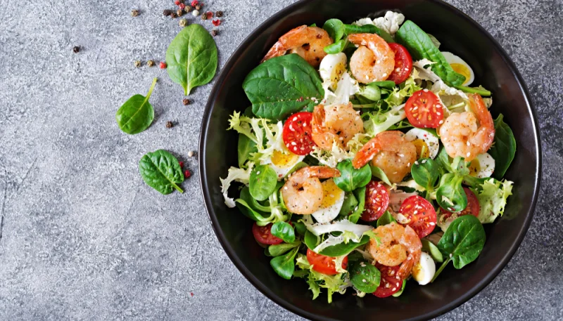 Insalata con uova e gamberetti