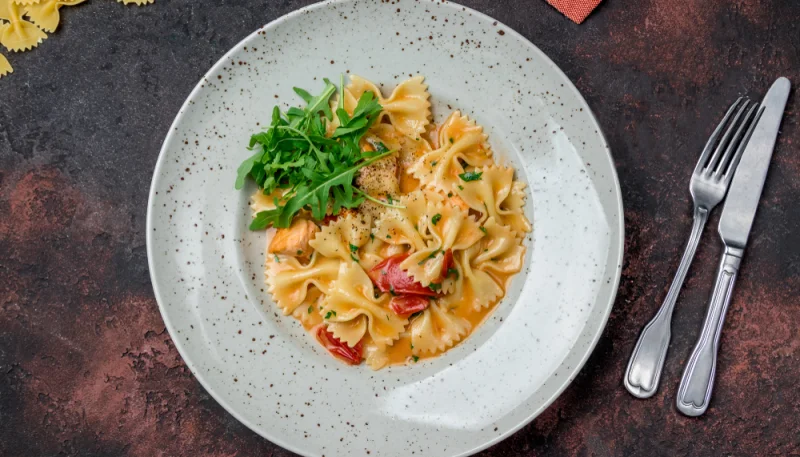 Pasta con sugo al salmone