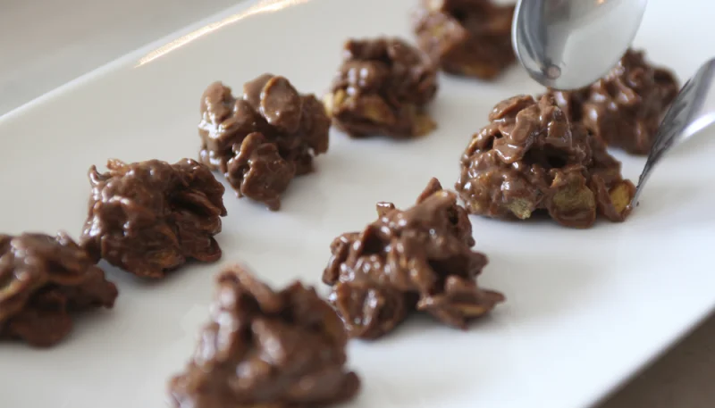 Pasticcini di corn flakes al cioccolato e mandorle