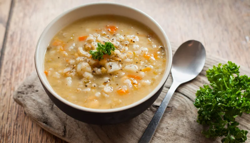 Zuppa d'orzo con patate e fagioli