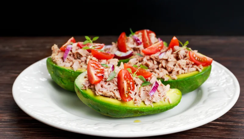 Avocado ripieno di tonno e pomodorini