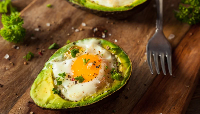 Avocado con uovo