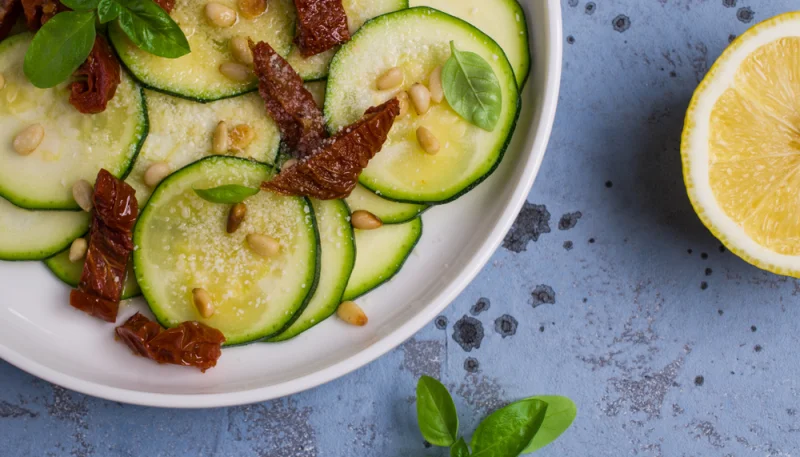 Carpaccio di zucchine con pomodori secchi