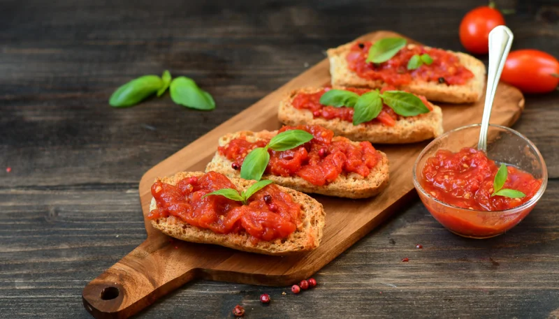 Crostini con crema di pomodoro
