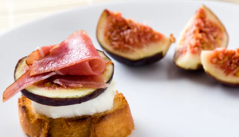 Crostini con fichi e prosciutto