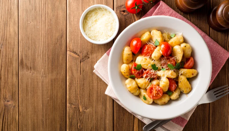 Gnocchi di patate con pomodori e mozzarella