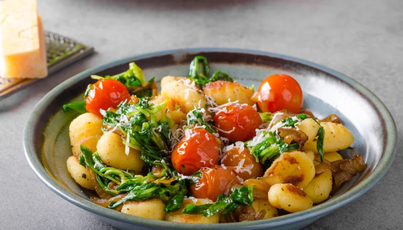 Gnocchi di patate con spinaci e pomodorini