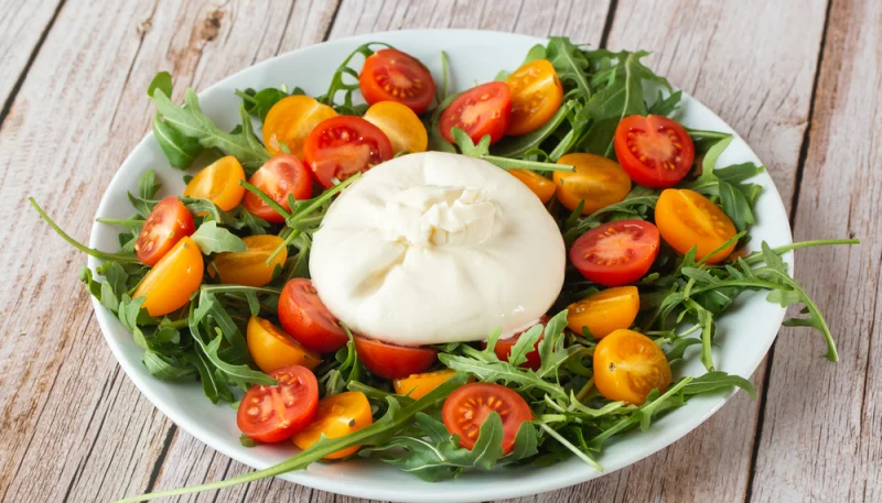 Insalata con burrata e pomodorini