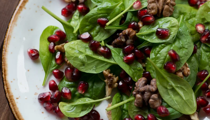 Insalata con noci e melograno