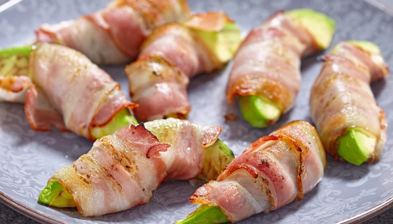 Involtini di bacon e avocado