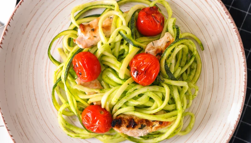 Noodles di zucchine con petto di pollo