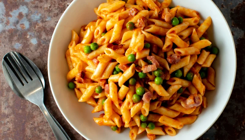 Penne con piselli e pancetta