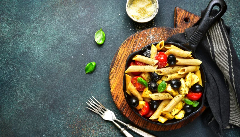 Penne fredde pomodoro, mozzarella e olive nere