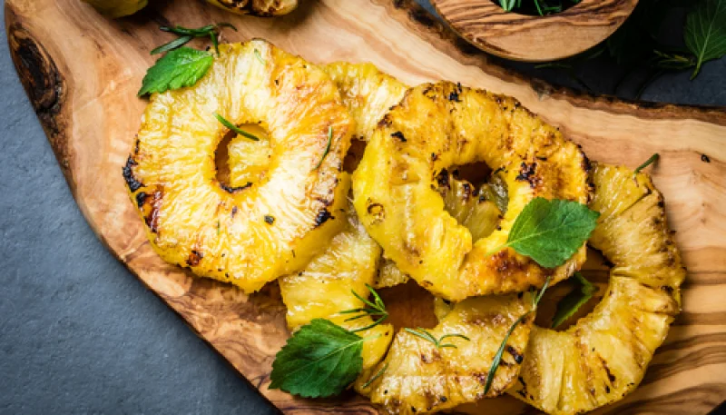 Ananas arrosto con crosta di zucchero di canna e cannella