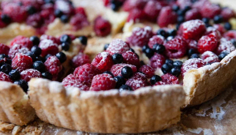 Frolla con crema e lamponi