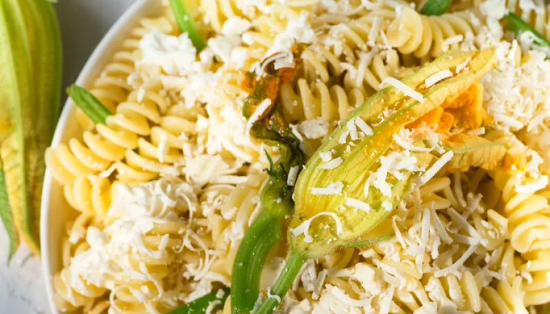 Fusilli con fiori di zucca, bottarga e pecorino