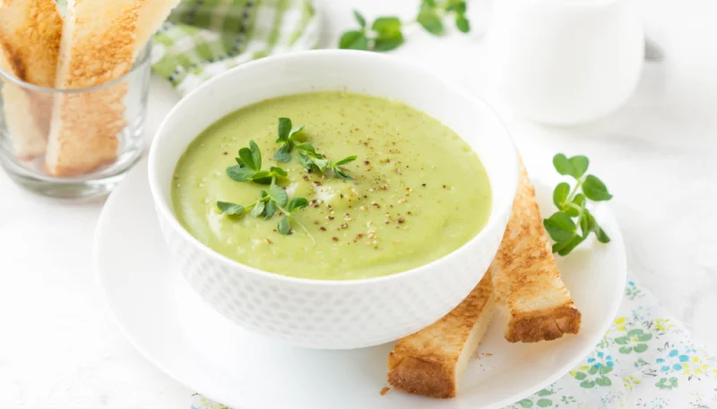 Minestra di zucchine e uova