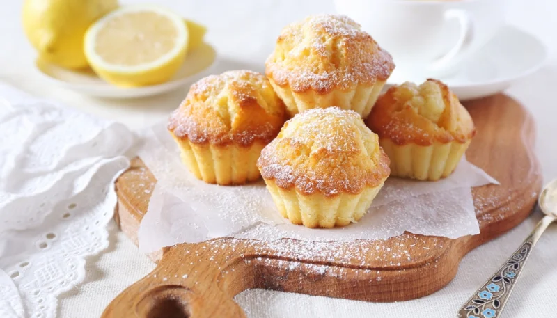 Muffin al cocco e limone con gocce di cioccolato bianco