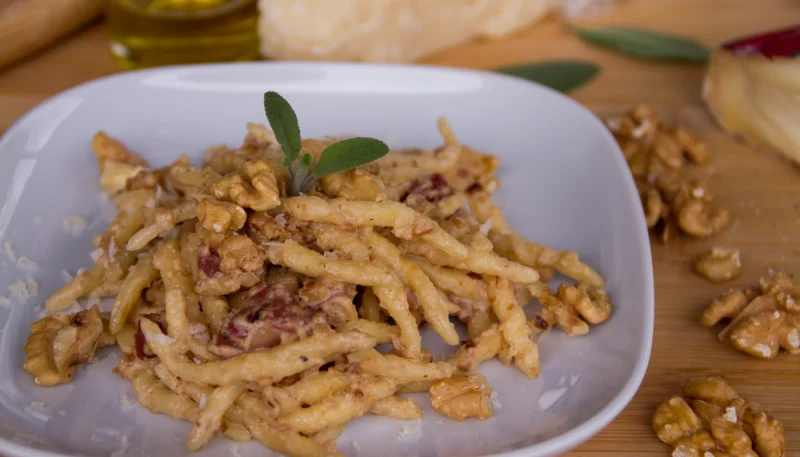 Pasta con robiola, speck e noci