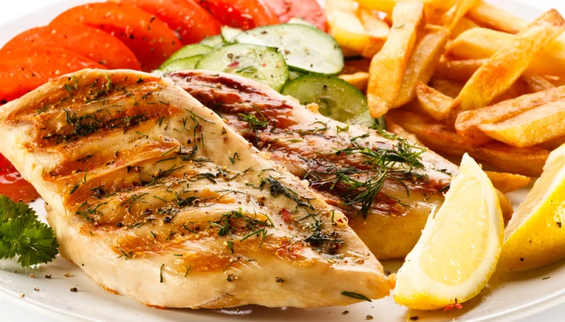 Petto di pollo al forno con erbe aromatiche