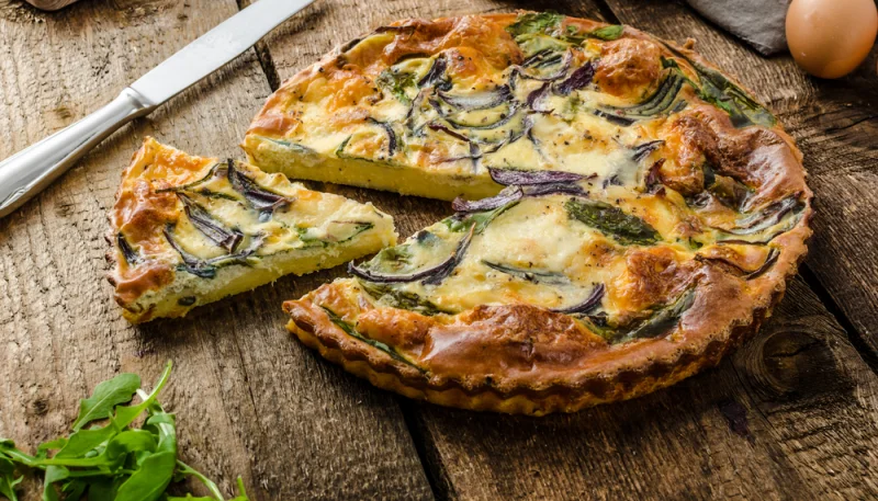 Quiche con cipolla rossa, spinaci e mozzarella