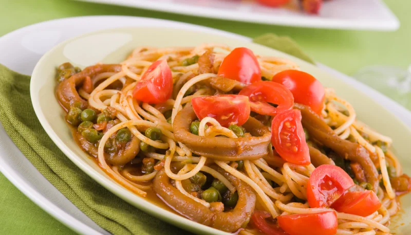 Spaghetti al ragù di calamari e piselli