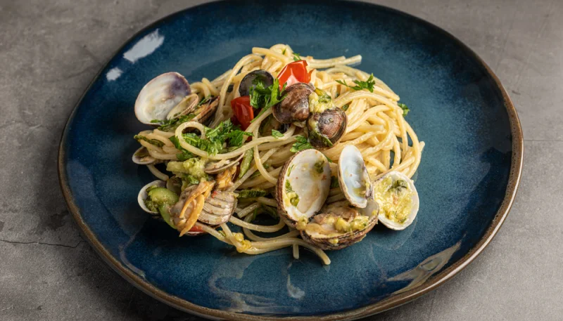 Spaghetti integrali con vongole, zucchine e pomodorini