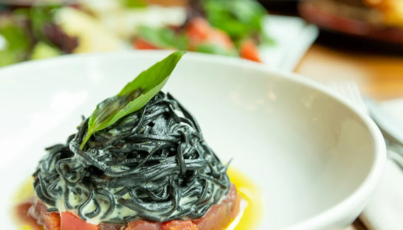 Spaghetti neri di seppia e tonno