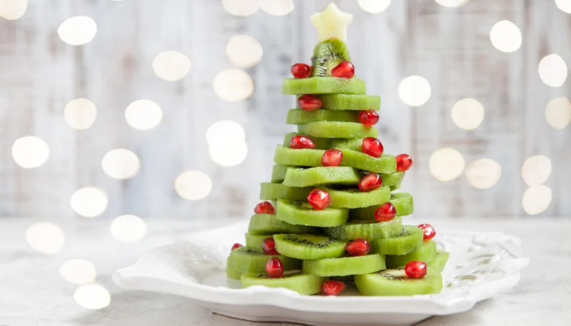 Albero di Natale con kiwi e melograno