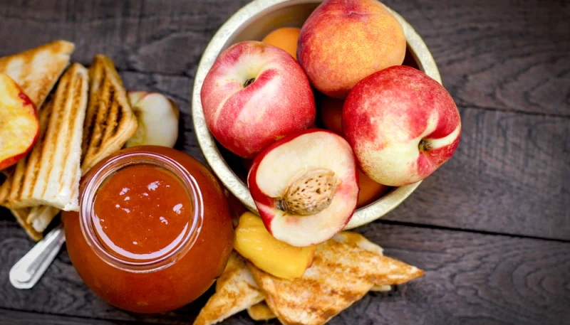 Confettura di pesche in pentola a pressione