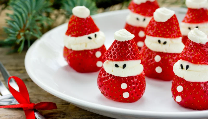 Fragole di Babbo Natale con panna montata